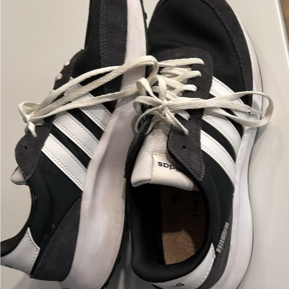 Adidas shoes women’s 10.5 - Picture 2 of 2